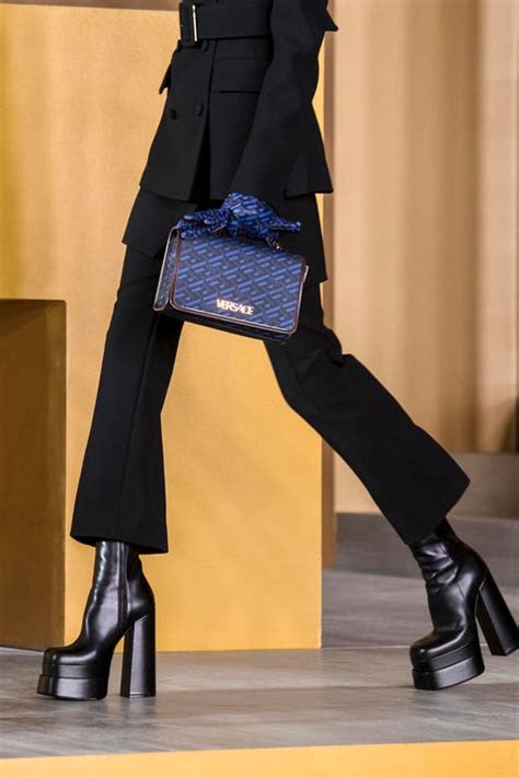 scarpe alessandro versace opinioni|Scarpe autunno inverno 2022, le platform di Versace .